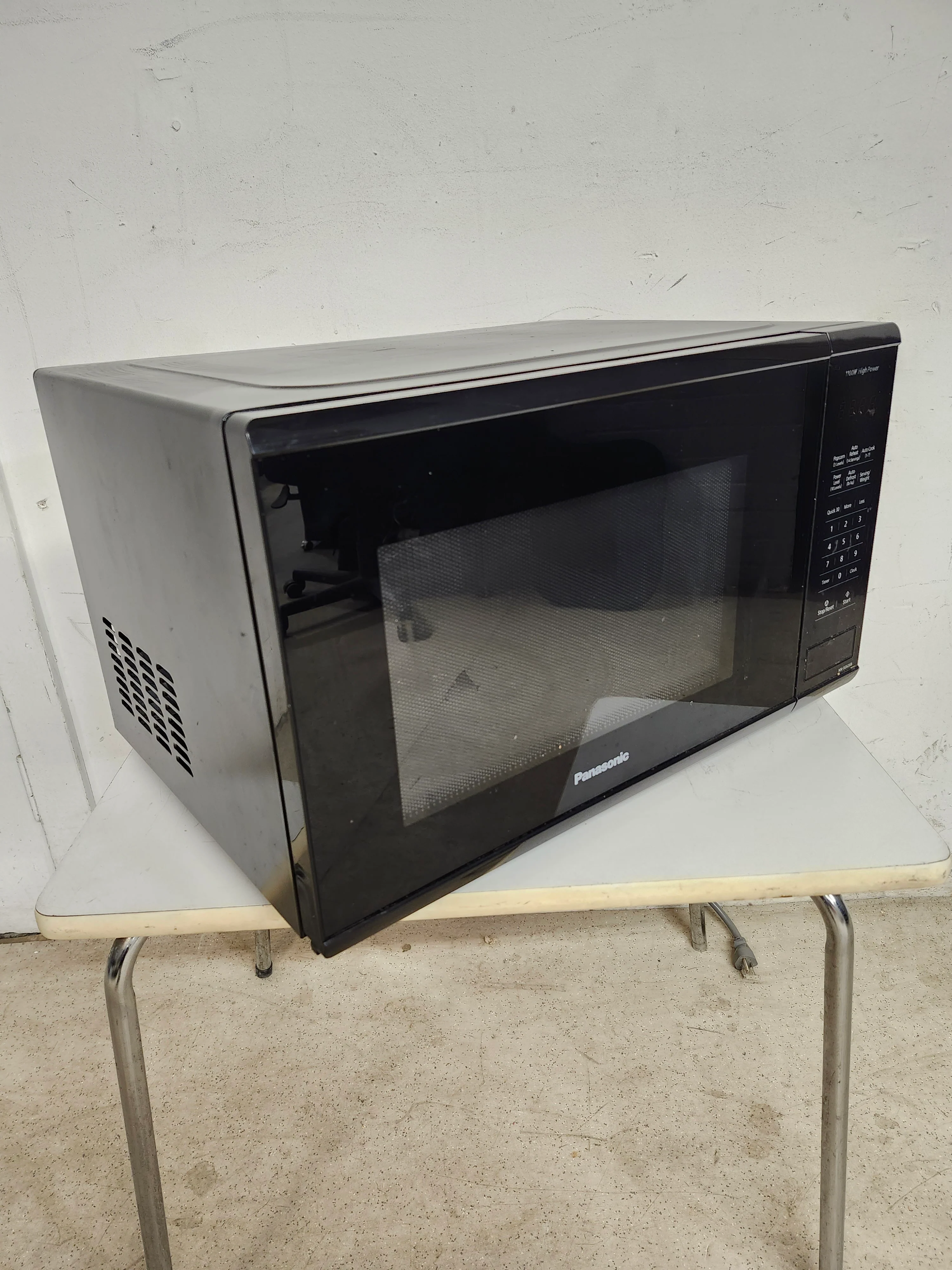 20.5"W Panasonic Microwave Oven - Image 4