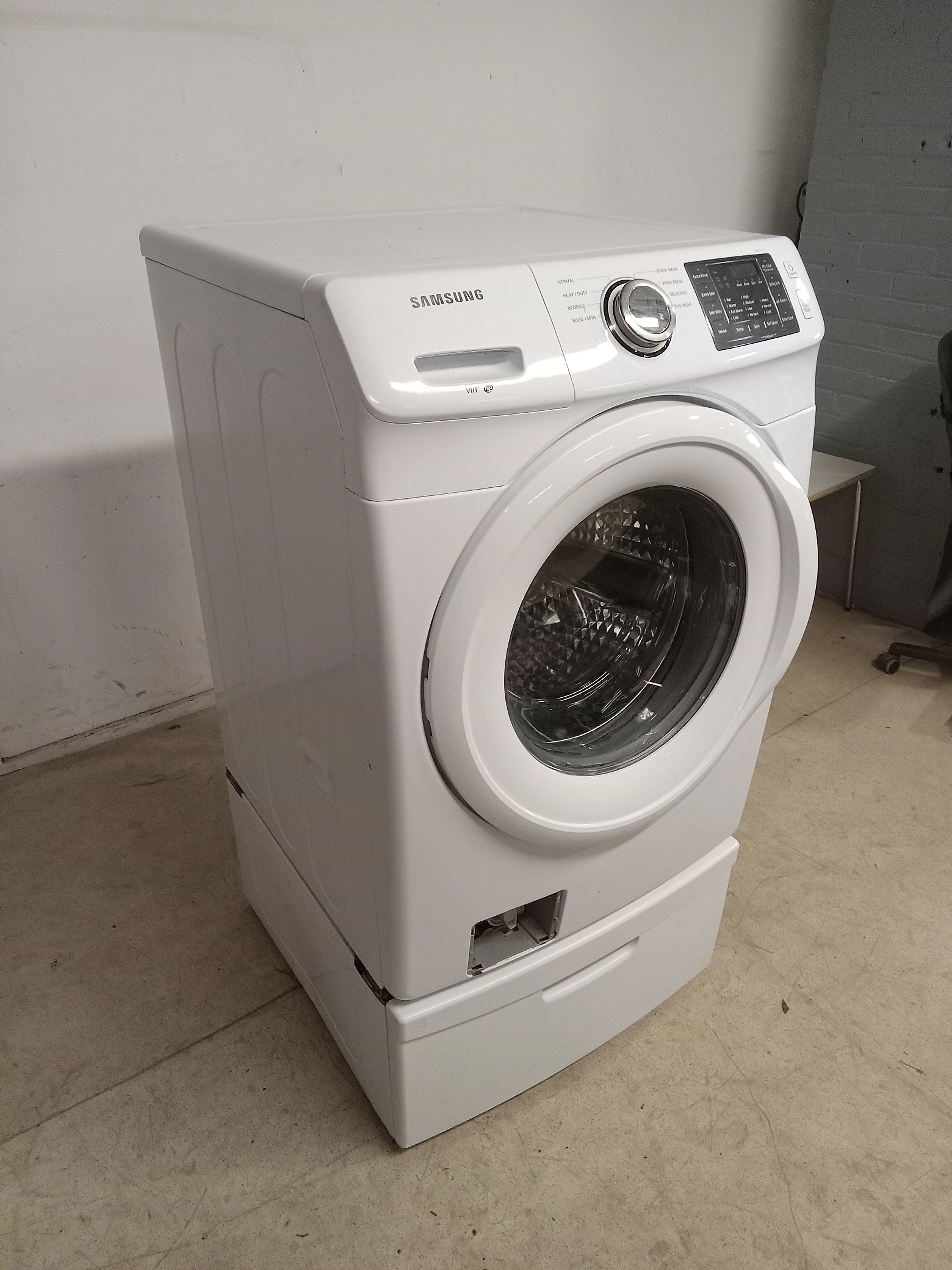 27"W Samsung Washing Machine - Image 8