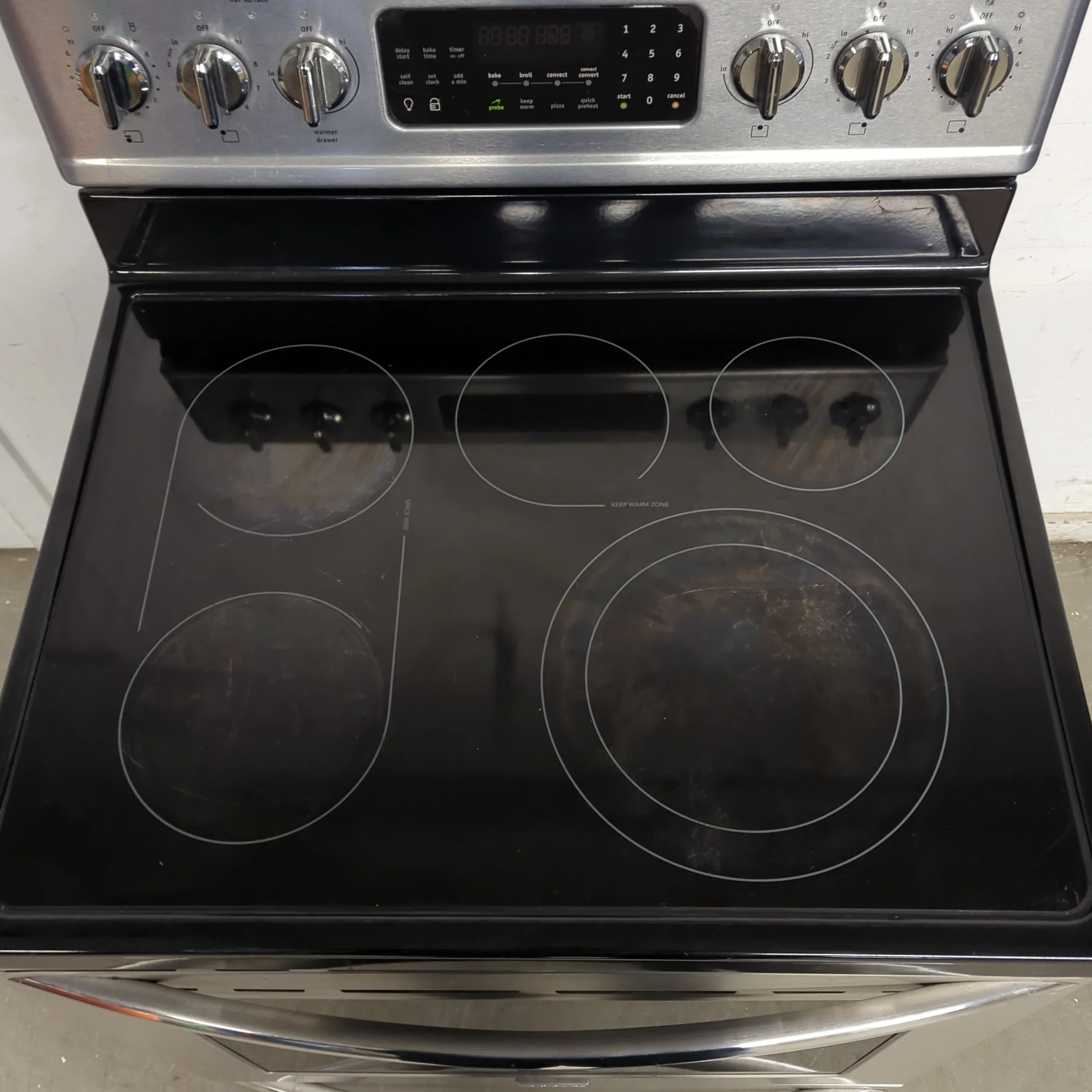 30"W Frigidaire Electric Stove - Image 3
