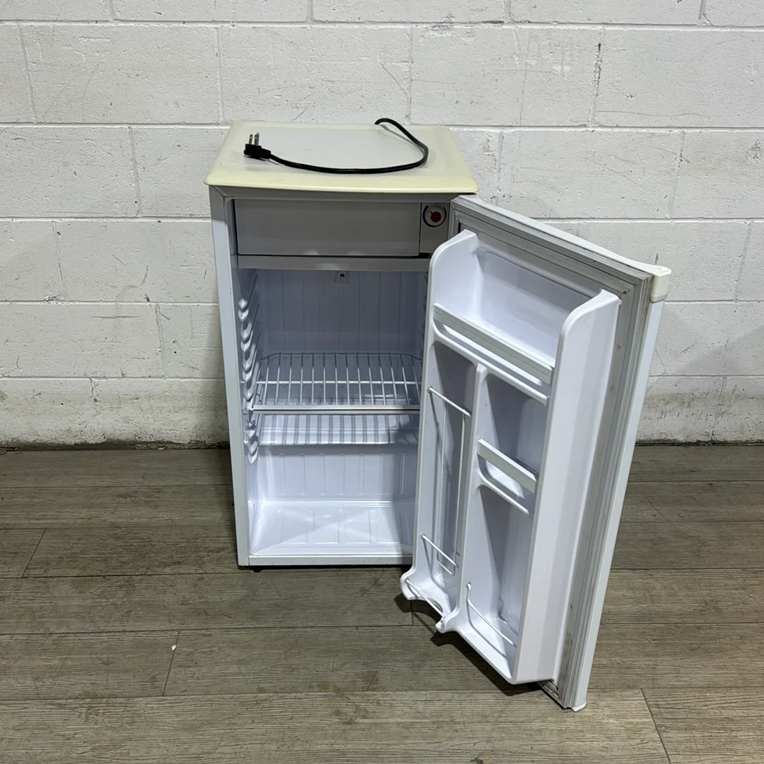 Danby Mini Fridge - Image 2