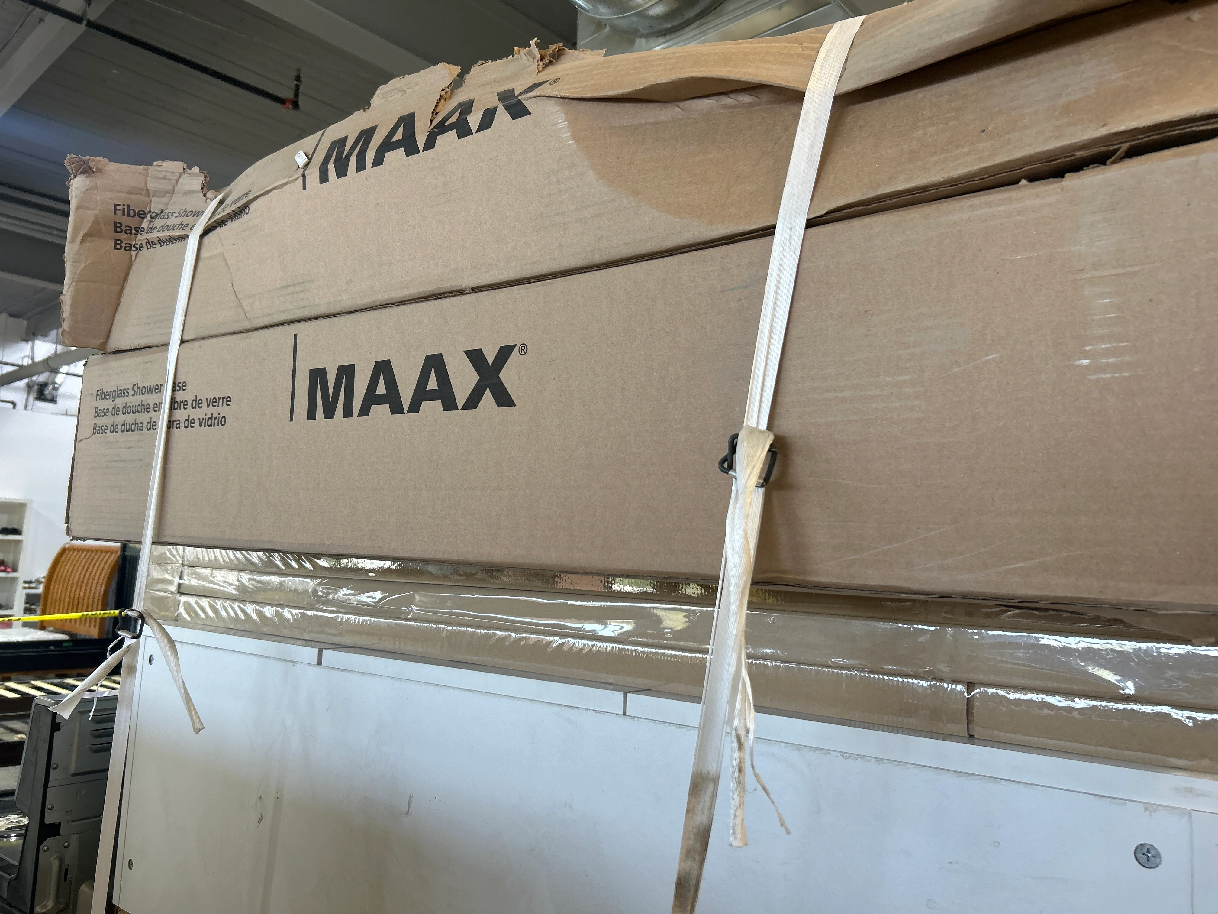 MAAX Alaska 60L x 32W x 7H Rectangular Centre Drain Fibreglass Shower Base Pan in White - Image 4