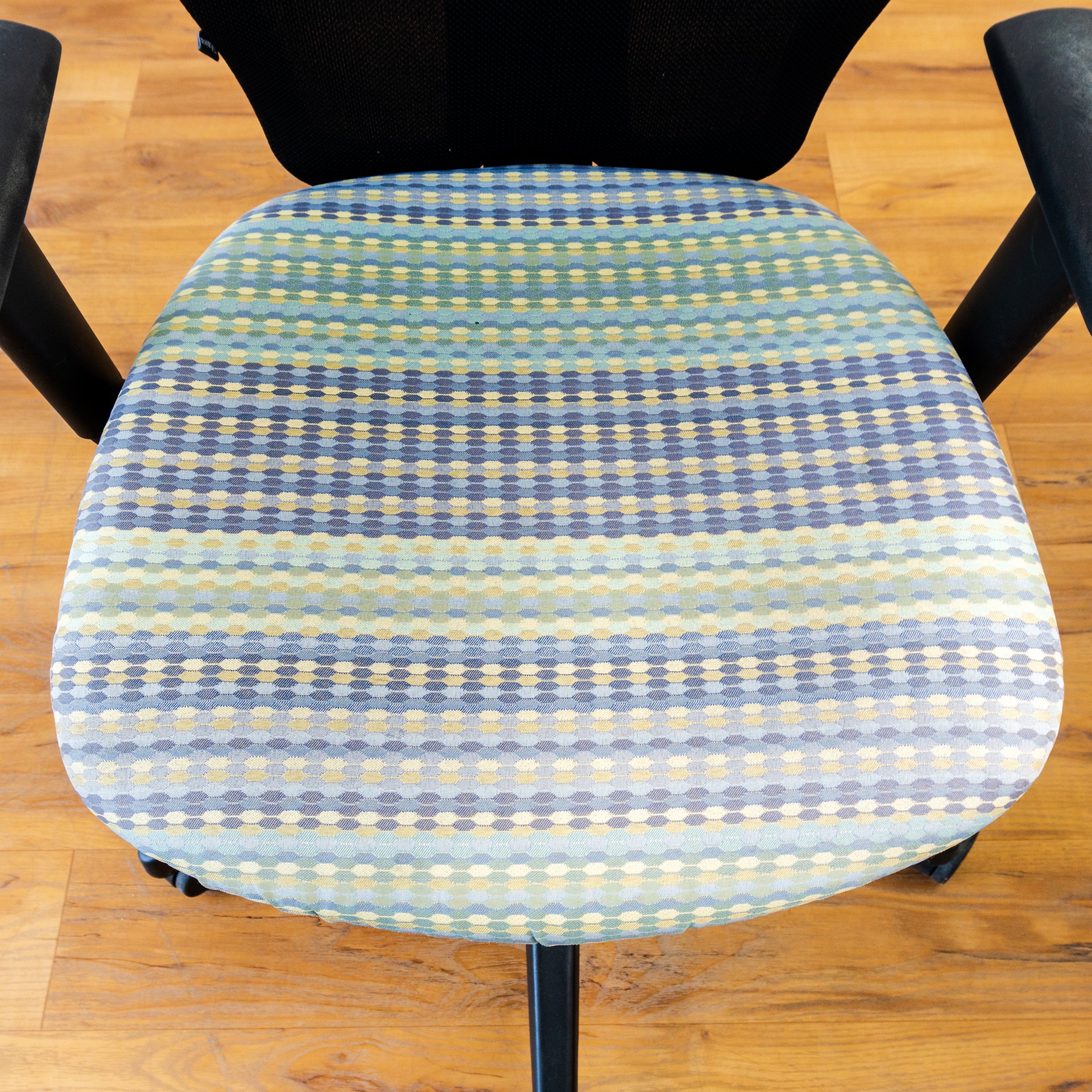 Office Chair - Black Mesh/Retro Pattern Fabric - H 40.5" x W28" x D 28" - Image 6