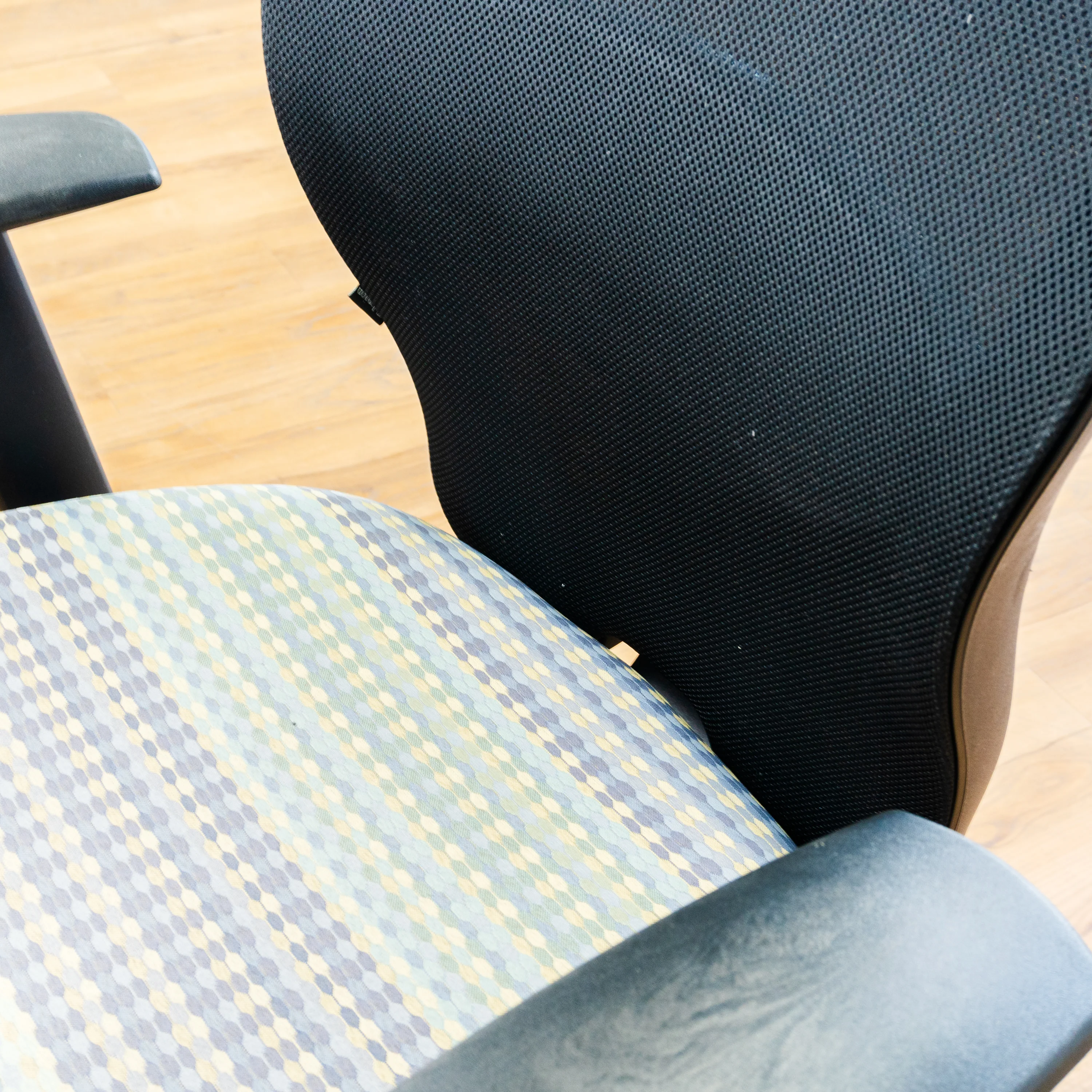 Office Chair - Black Mesh/Retro Pattern Fabric - H 40.5" x W28" x D 28" - Image 8