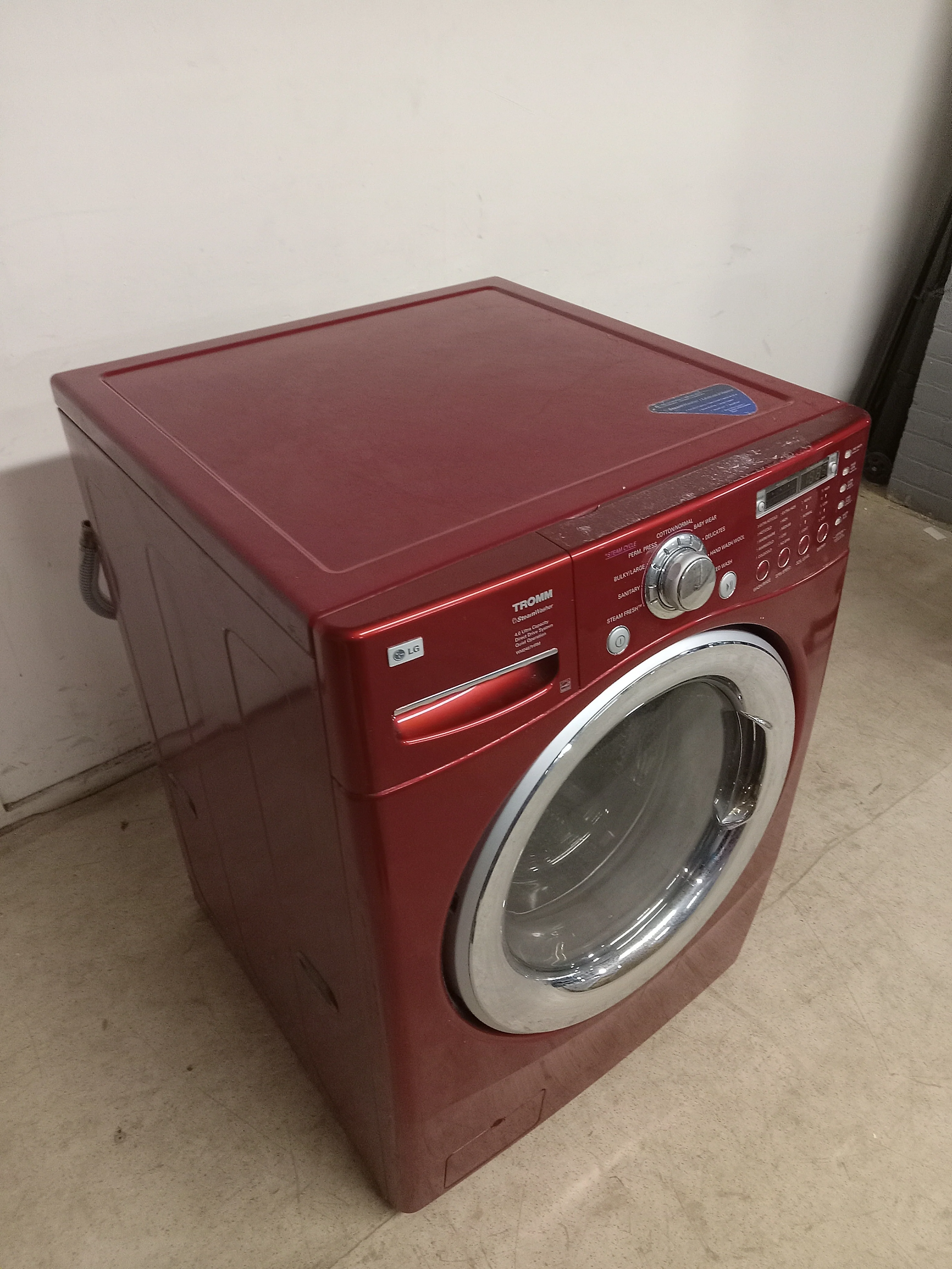 27"W Red LG Washing Machine - Image 4